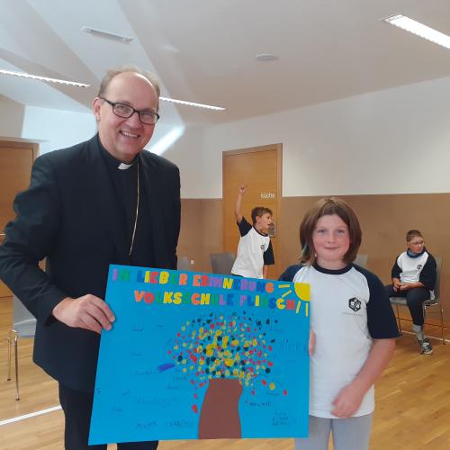 Besuch des Bischofs Hermann Glettler in der Volksschule Flirsch