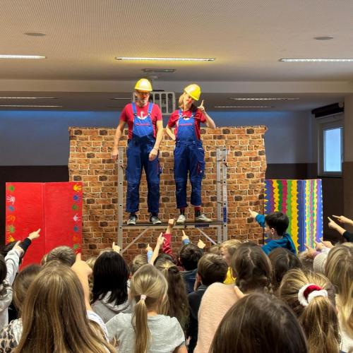 Clowns in der VS Flirsch: Eine Hand voll Mut