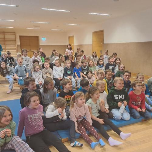 Clowns in der VS Flirsch: Eine Hand voll Mut