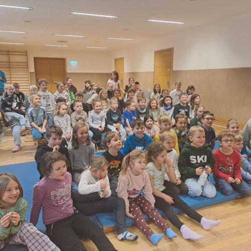 Clowns in der VS Flirsch: Eine Hand voll Mut