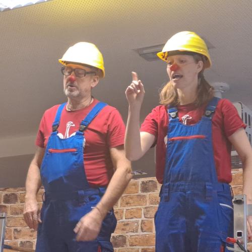 Clowns in der VS Flirsch: Eine Hand voll Mut