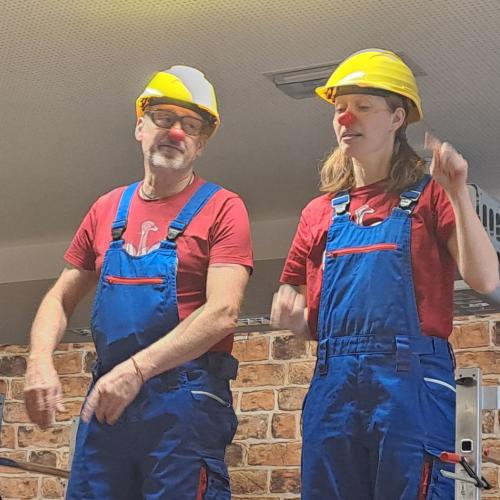 Clowns in der VS Flirsch: Eine Hand voll Mut