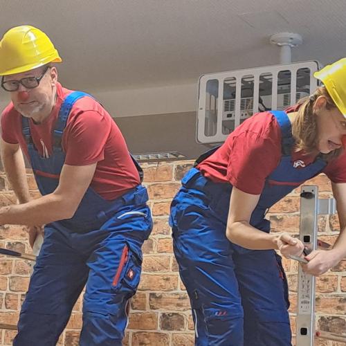 Clowns in der VS Flirsch: Eine Hand voll Mut