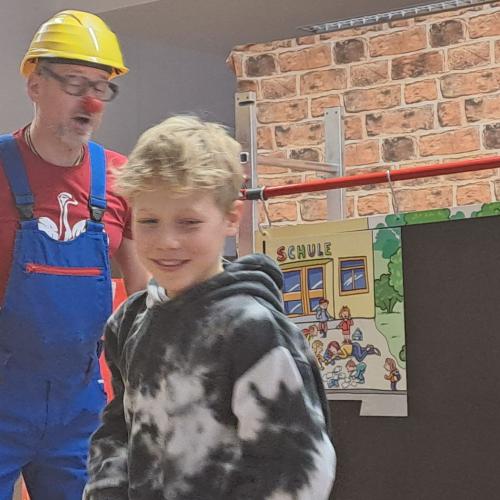 Clowns in der VS Flirsch: Eine Hand voll Mut