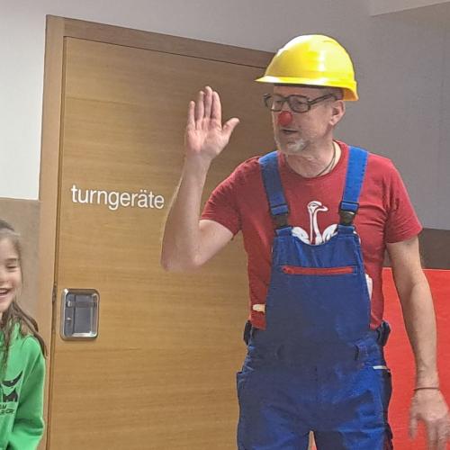 Clowns in der VS Flirsch: Eine Hand voll Mut