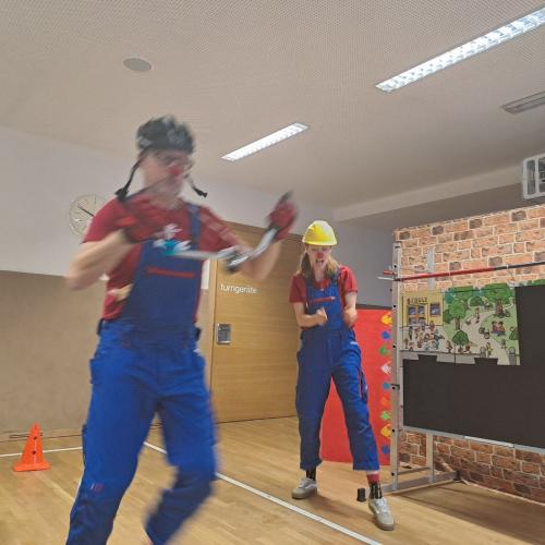 Clowns in der VS Flirsch: Eine Hand voll Mut