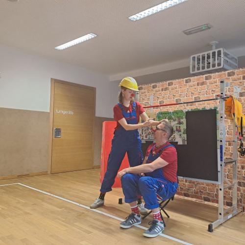 Clowns in der VS Flirsch: Eine Hand voll Mut