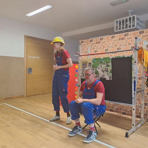 Clowns in der VS Flirsch: Eine Hand voll Mut
