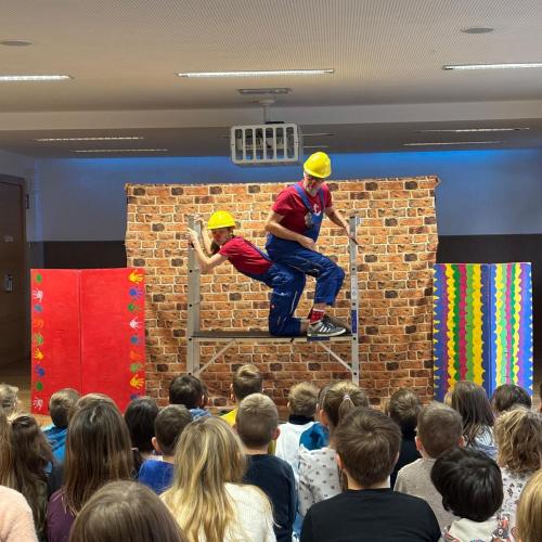 Clowns in der VS Flirsch: Eine Hand voll Mut