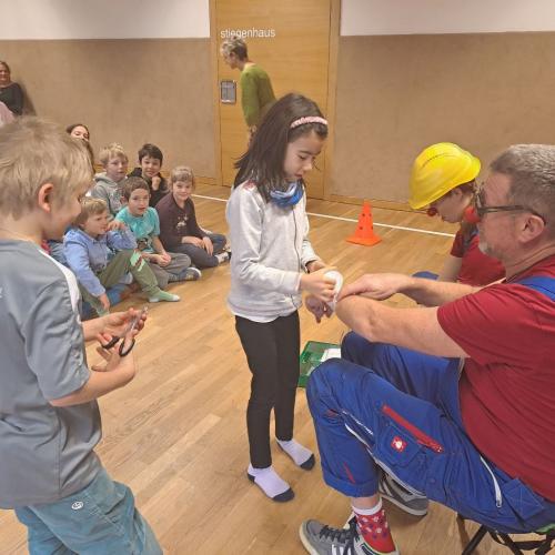 Clowns in der VS Flirsch: Eine Hand voll Mut