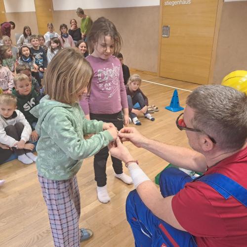 Clowns in der VS Flirsch: Eine Hand voll Mut