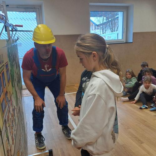 Clowns in der VS Flirsch: Eine Hand voll Mut