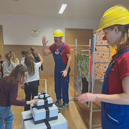 Clowns in der VS Flirsch: Eine Hand voll Mut