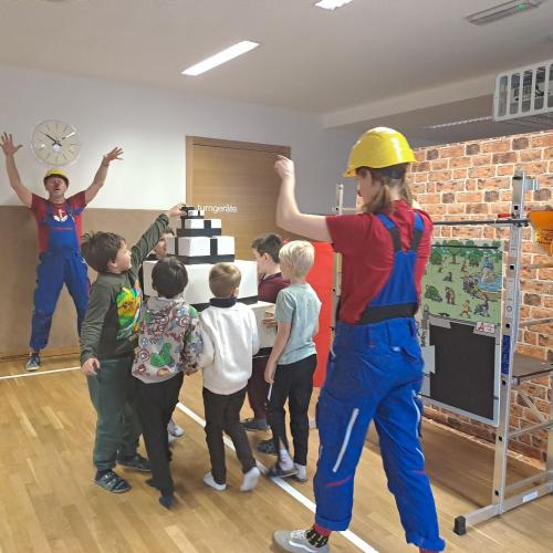 Clowns in der VS Flirsch: Eine Hand voll Mut