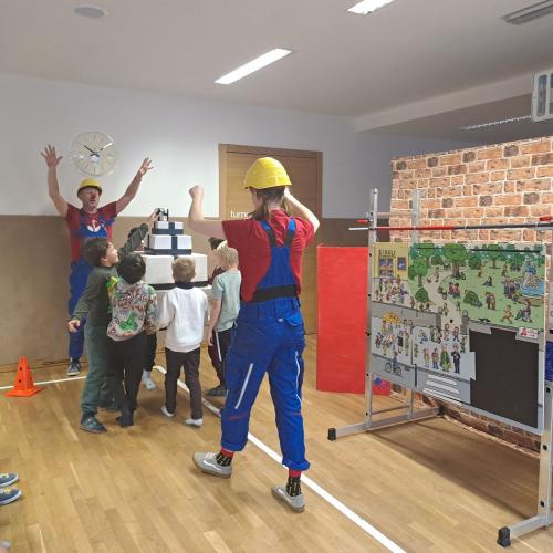 Clowns in der VS Flirsch: Eine Hand voll Mut