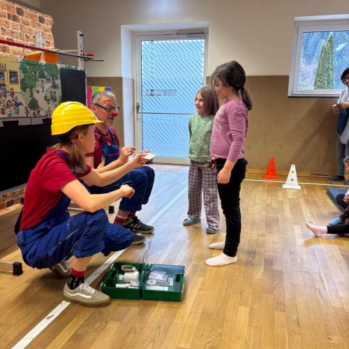 Clowns in der VS Flirsch: Eine Hand voll Mut