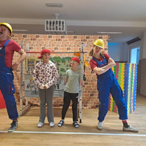 Clowns in der VS Flirsch: Eine Hand voll Mut