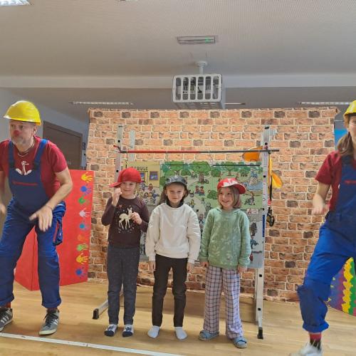 Clowns in der VS Flirsch: Eine Hand voll Mut