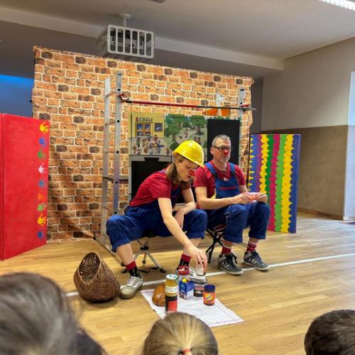 Clowns in der VS Flirsch: Eine Hand voll Mut