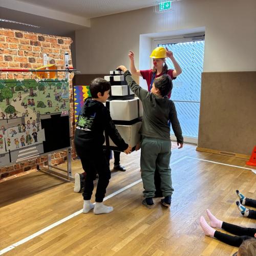 Clowns in der VS Flirsch: Eine Hand voll Mut