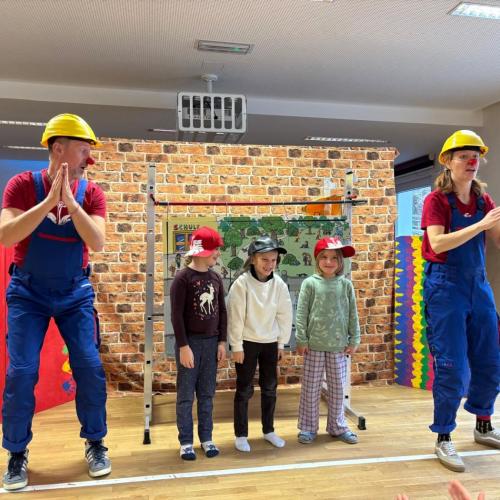 Clowns in der VS Flirsch: Eine Hand voll Mut