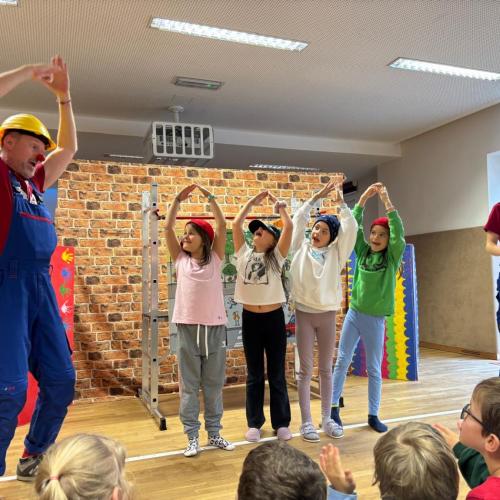 Clowns in der VS Flirsch: Eine Hand voll Mut