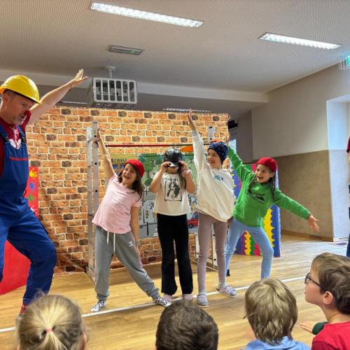 Clowns in der VS Flirsch: Eine Hand voll Mut