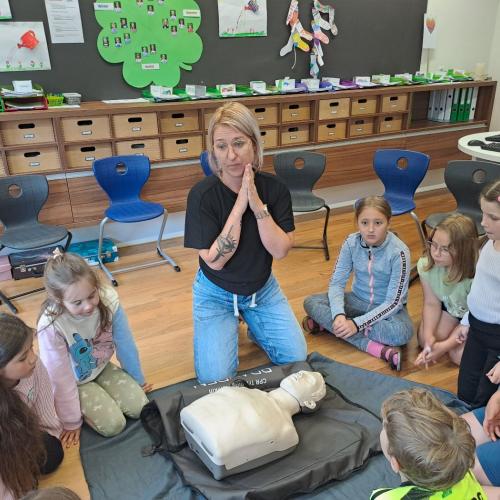 Erste Hilfe - Kurs in der VS Flirsch